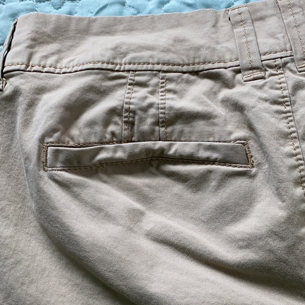 Old Navy khakis shorts Size 0 Reg. - Picture 5 of 7